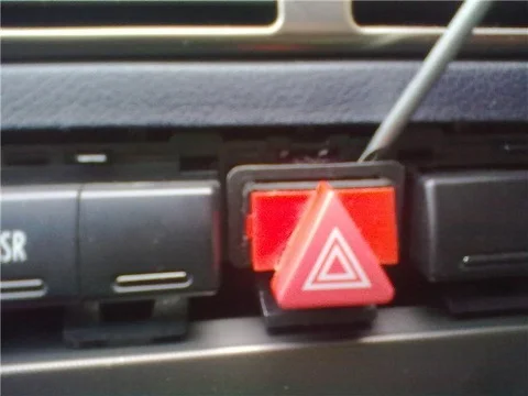 демонтаж кнопки указателей поворотов/аварийки Ауди А6 С5